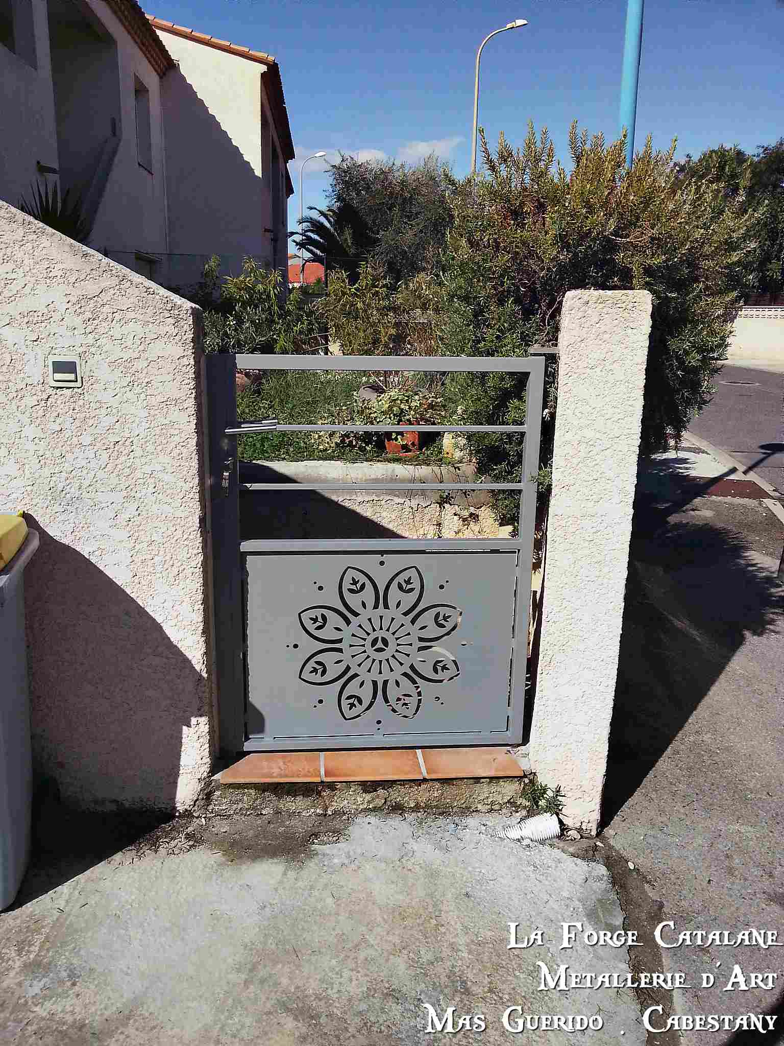 Portillon tole decoupe laser inspiration fleur thermolaquage forge catalane.jpg